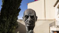 El cineasta Luis Buñuel está muy presente en las calles de su localidad natal, Calanda.