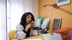 Procedente del mundo empresarial, Mayte Ballesteros atiende el Teléfono de Esperanza de Aragón como voluntaria, desde hace cuatro años