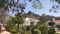 El municipio canario de Tejeda, uno de los Pueblos Más Bonitos de España, con el Roque Nublo al fondo.