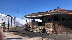 La cafetería de Astún ha quedado gravemente dañada por el incendio.