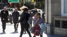 En la esquina de Sagasta con Gran Vía, el vendaval se nota un poco más de lo normal cuando llega.