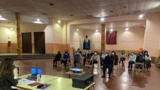 La charla sobre la mediación entre parejas impartido por una trabajadora social de Cáritas Diocesana en Albalate de Cinca.