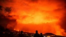 Varias personas observan la erupción del volcán en La Palma