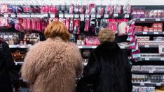 Dos mujeres observan las ofertas en los lineales de la tienda de Primaprix en paseo de las Damas.