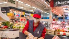 Una trabajadora en uno de los supermercados de Alcampo.
