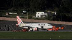 El Airbus 319 de la compañía Volotea en el aeropuerto coruñés de Alvedro después de aterrizar por una amenaza de bomba a bordo
