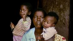Candida Kataña, víctima de una mina, con sus dos hijos. Huambo (Angola), abril de 1997