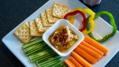 Hummus y hortalizas troceadas para untar.