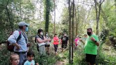 Participantes en una de las actividades organizadas en el sendero botánico del Gállego.
