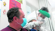 Toma de muestra diagnóstica de covid a un niño, en el centro de salud de Valdespartera.