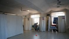 Sanitarios atienden a pacientes covid en un hospital de emergencia en Johannesburgo