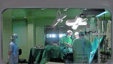 Imagen de archivo de una operación en un quirófano en el Hospital Clínico Lozano Blesa.