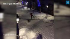 Con más de 40 centímetros de nieve y a la luz de las farolas de este pueblo de Huesca, es uno de los pocos lugares en donde practicar esquí nocturno.