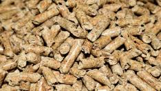 Los pellets son un combustible ecológico y económico que se forman aglomerando restos de serrín.