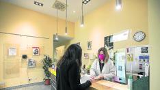Mostrador de atención al público, en una de las oficinas de Cáritas Zaragoza