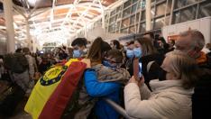Una militar abraza a un familiar a su llegada de Mali anoche al aeropuerto de Zaragoza