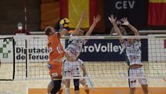 Foto partido ida de dieciseisavos de la Challenge Cup europea de voleibol entre el CV Teruel  y el Tectum Achel belga