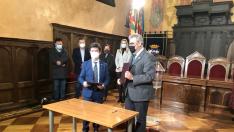 El alcalde de Huesca, Luis Felipe, y el rector de la Universidad de Zaragoza, José Antonio Mayoral, tras la firma del convenio.