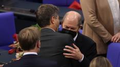 Olaf Scholz, abraza a un compañero tras ser elegido nuevo canciller alemán.