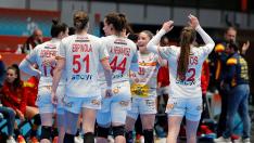 Las jugadoras de la selección española celebran su victoria frente a Croacia a la finalización del partido correspondiente al Mundial de Balonmano Femenino disputado este viernes en la sede de Torrevieja.