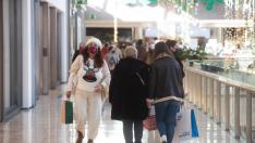 Muchos ciudadanos aprovecharon el domingo para ir de compras a Puerto Venecia.