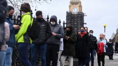 Decenas de personas aguardan su turno para ser vacunadas contra el coronavirus, este lunes en Londres. BRITAIN CORONAVIRUS COVID19 OMICRON VARIANT