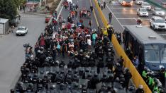 Migrantes centroamericanos se enfrentan con policías de la Secretaría de Seguridad Ciudadana (SSC).