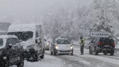 Un guardia civil en un servicio en carretera, durante el temporal que azotó el Pirineo la semana pasada.