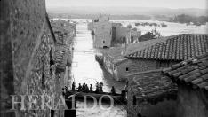 Desalojo en barca de los afectados por la riada de 1930 en la provincia de Zaragoza