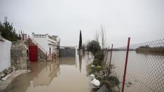 La urbanización La Mejana, en Pastriz, desalojada y parcialmente inundada por el Ebro