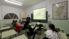 Carlos Abril imparte la clase de Lengua Aragonesa a alumnos de la E.S.O del IES Ramón y Cajal de Huesca.