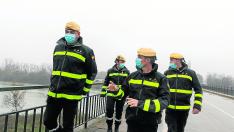 El jefe de la UME, Manuel Moreno (izquierda) junto al comandante Luis Martínez. Detrás, la brigada Raquel Ramiro y el cabo David Tello. El pasado jueves, en el puente del río Ebro en Alfocea. francisco jiménez