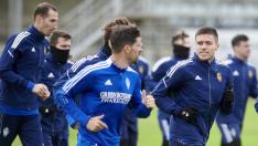 Imagen del entrenamiento del Real Zaragoza, este sábado, bajo la niebla.