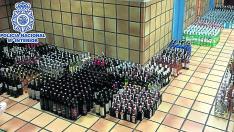 Este es el alijo de 2.059 botellas que la Policía se incautó en una tienda china de alimentación.