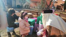 Una niña recibe un obsequio del Rey Mago en la recepción organizada por el Ayuntamiento de Teruel en el Alfar de los Hermanos Górriz esta semana.