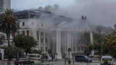 Un incendio se desata en el Parlamento de Sudáfrica