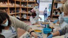 Imagen de uno de los cursos celebrados en el Taller Escuela Cerámica de Muel.