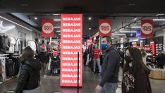 Primer domingo de rebajas en Puerto Venecia.