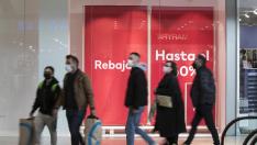 Primer domingo de rebajas en Puerto Venecia.