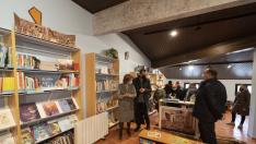La consejera de Ciudadanía y Derechos Sociales, María Victoria Broto, acompañada del alcalde de Gea de Albarracín, Santiago Rodríguez, y otras autoridades, ha visitado la biblioteca de la localidad.