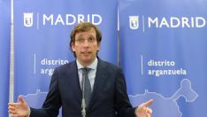 El alcalde de Madrid, José Luis Martínez-Almeida, interviene durante una visita al Centro Dotacional Integrado de Arganzuela.
