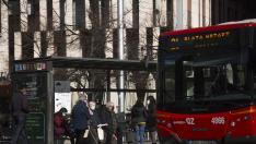 Un autobús de la línea 21 en la plaza de España de Zaragoza, este lunes.