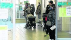 Varias personas esperaban en el interior del centro de salud Torrero-La Paz, ayer por la mañana.