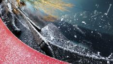 Un coche con restos de escarcha en el cristal.