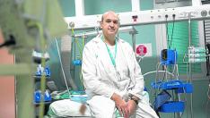 El doctor Rafael Marrón, en el servicio de Urgencias del Servet.