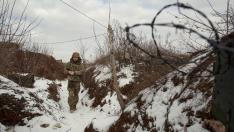 Un miembro del servicio de las fuerzas armadas ucranianas camina en posiciones de combate en la región de Donetsk