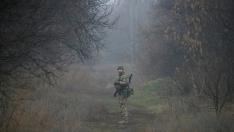Un militar ucraniano, en la línea del frente cerca del pueblo de Travneve