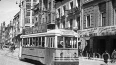 El tranvía de Zaragoza a su paso por el Coso, enfrente del Teatro Principal. Finales años 40.