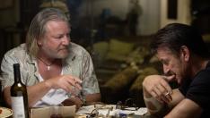 Ray Winstone y Sean Penn, en una escena de 'Caza al asesino' en la que beben un Merlot-Merlot de Enate.