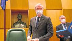 El alcalde de Zaragoza, Jorge Azcón, a su llegada al pleno celebrado este viernes en el Ayuntamiento.